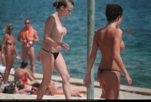 06-women-show-their-tits-on-nude-beach
