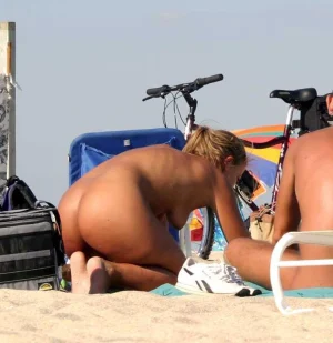 06-chicks-on-nude-beach