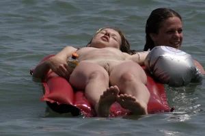 10-chicks-on-nude-beach