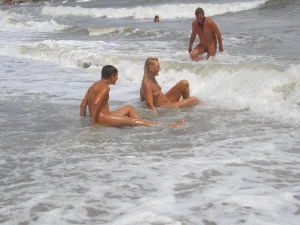 03-beautiful-babes-on-nude-beach