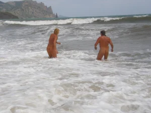 05-beautiful-babes-on-nude-beach