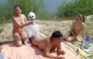 08-great-party-on-the-beach