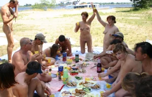 11-great-party-on-the-beach