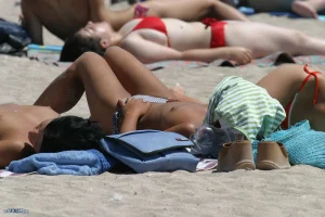 06-candid-nipples-on-the-beach