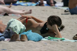 09-candid-nipples-on-the-beach