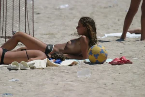 11-candid-nipples-on-the-beach