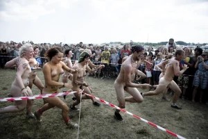 08-nudist-festival-in-london