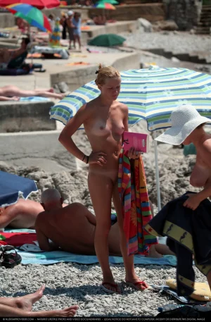 15-two-girlfriends-walking-naked-on-the-beach