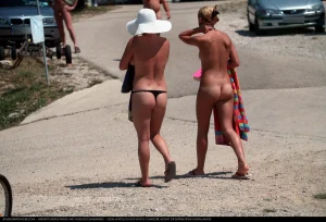 21-two-girlfriends-walking-naked-on-the-beach