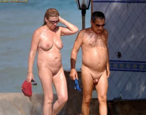 01-mommas-are-nudists