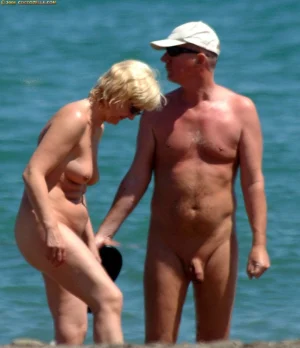 05-mommas-are-nudists