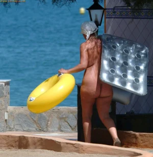 06-mommas-are-nudists