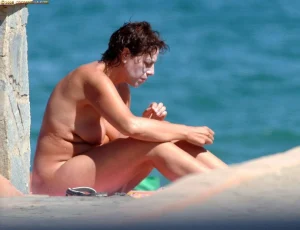 11-mommas-are-nudists