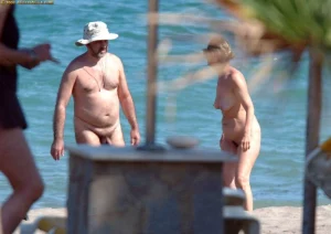 14-mommas-are-nudists