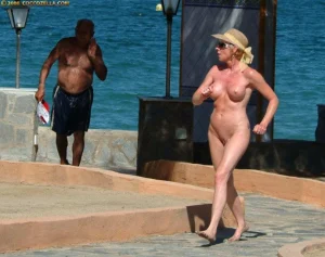 15-mommas-are-nudists