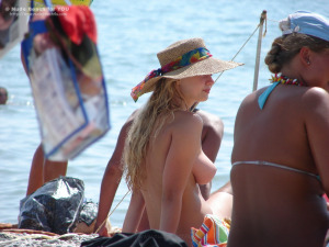 Amazing babes shows themselves on nude beach